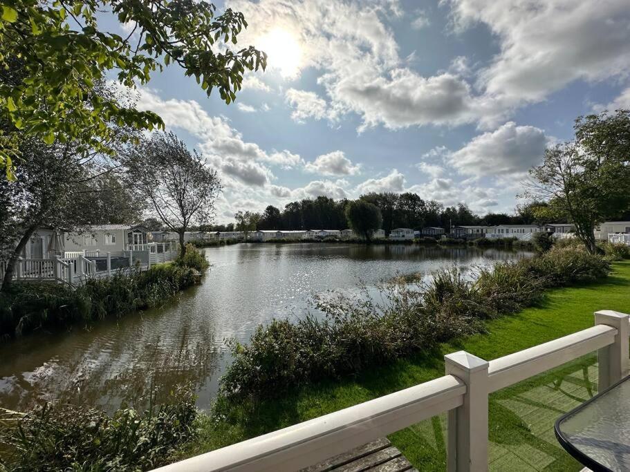 Waters Edge, Hoburne Cotswolds Villa South Cerney Eksteriør bilde